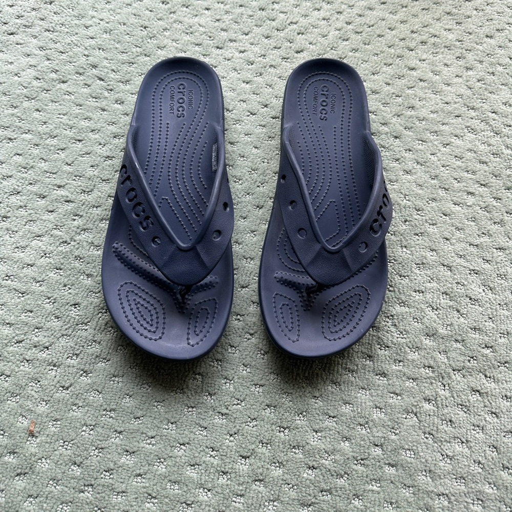 CROCS Navy Blue Classic Flip Flop Sandals Men’s 10 Women’s 11